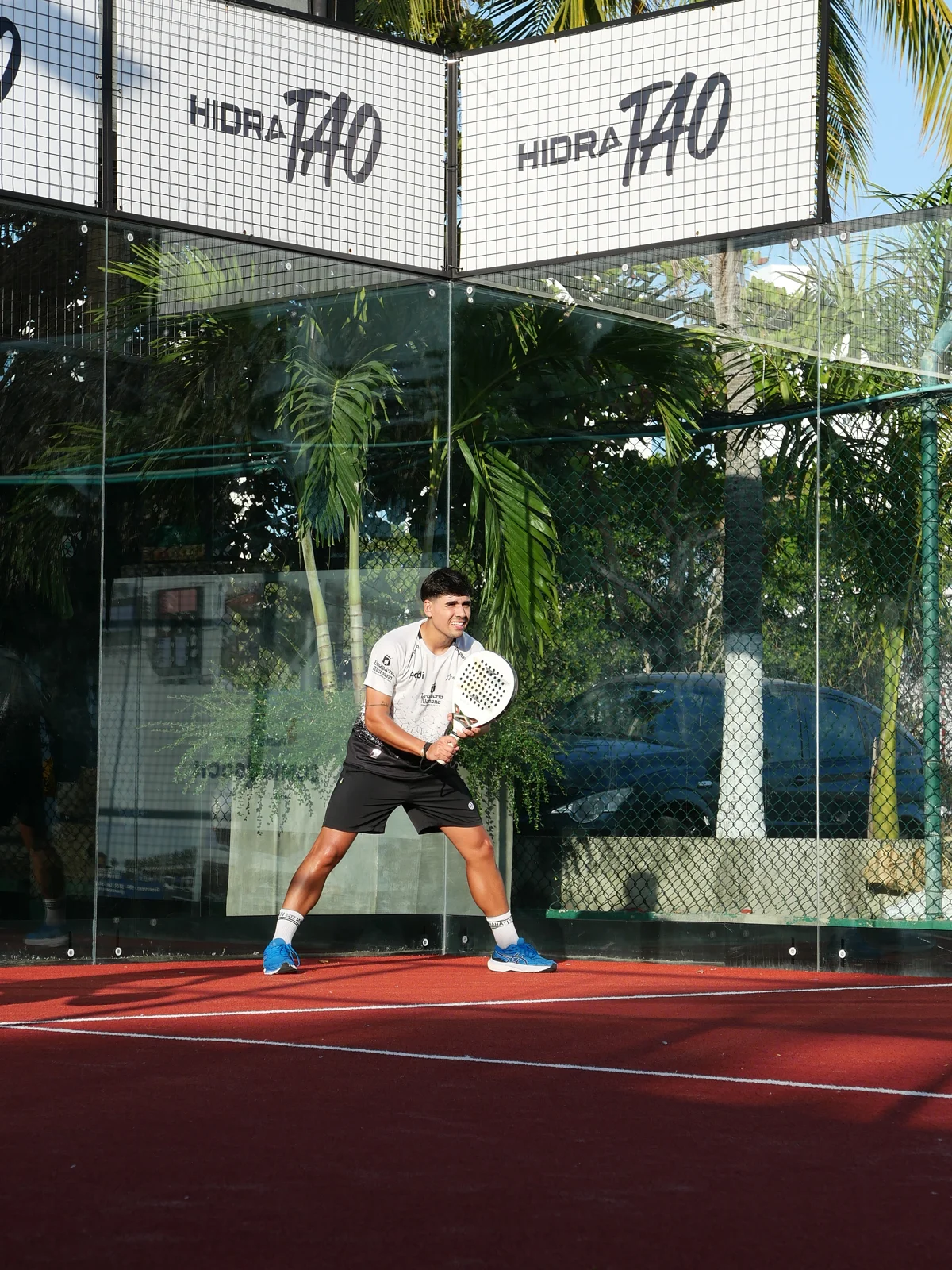 Nicolás Alarcón jugando pádel en Match