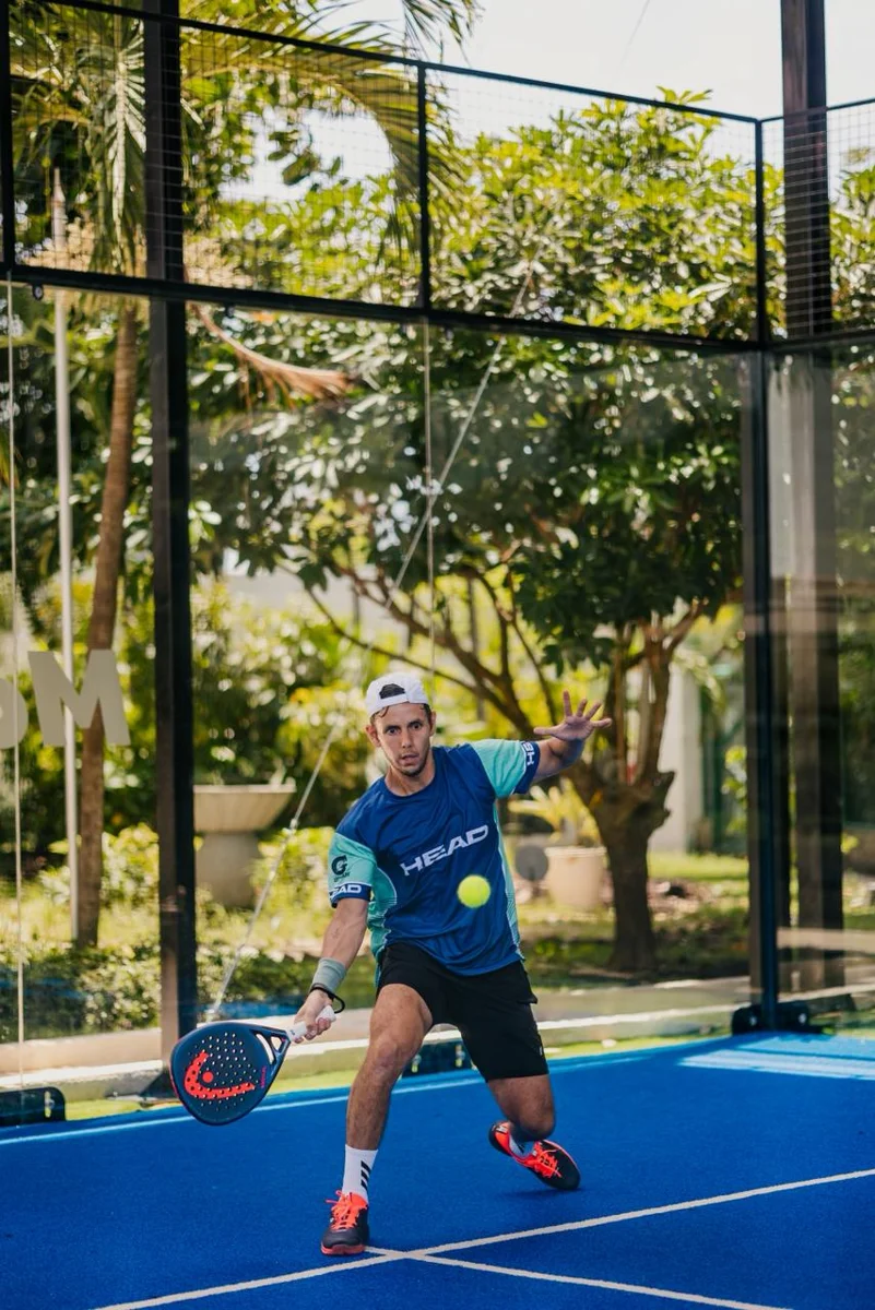 Alonso Núñez jugando pádel en Match