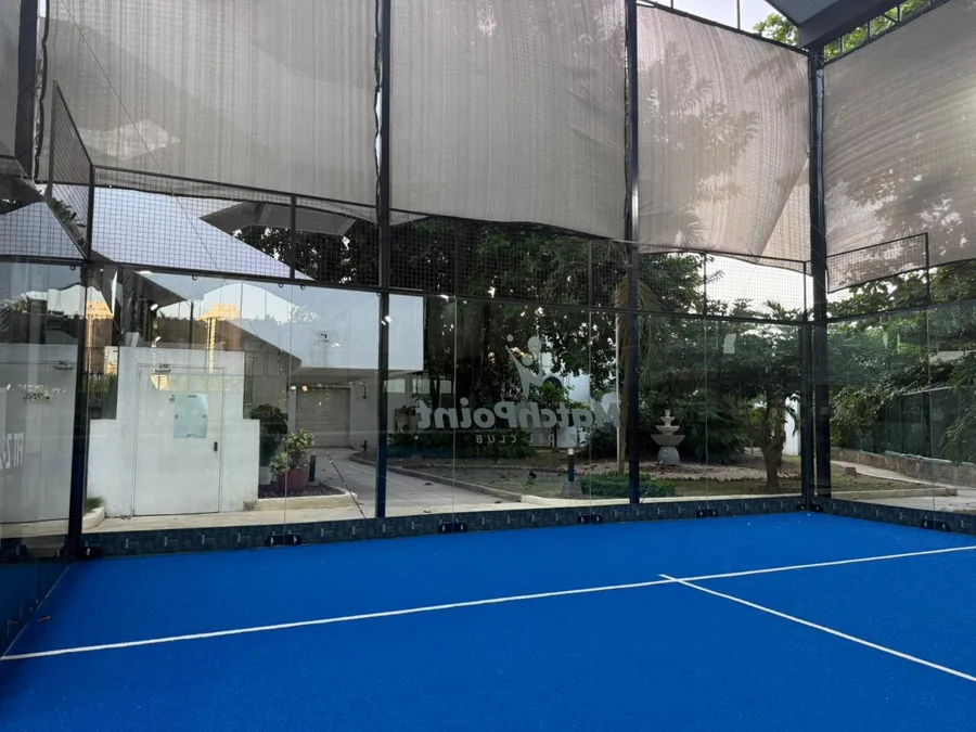 Cancha de pádel azul